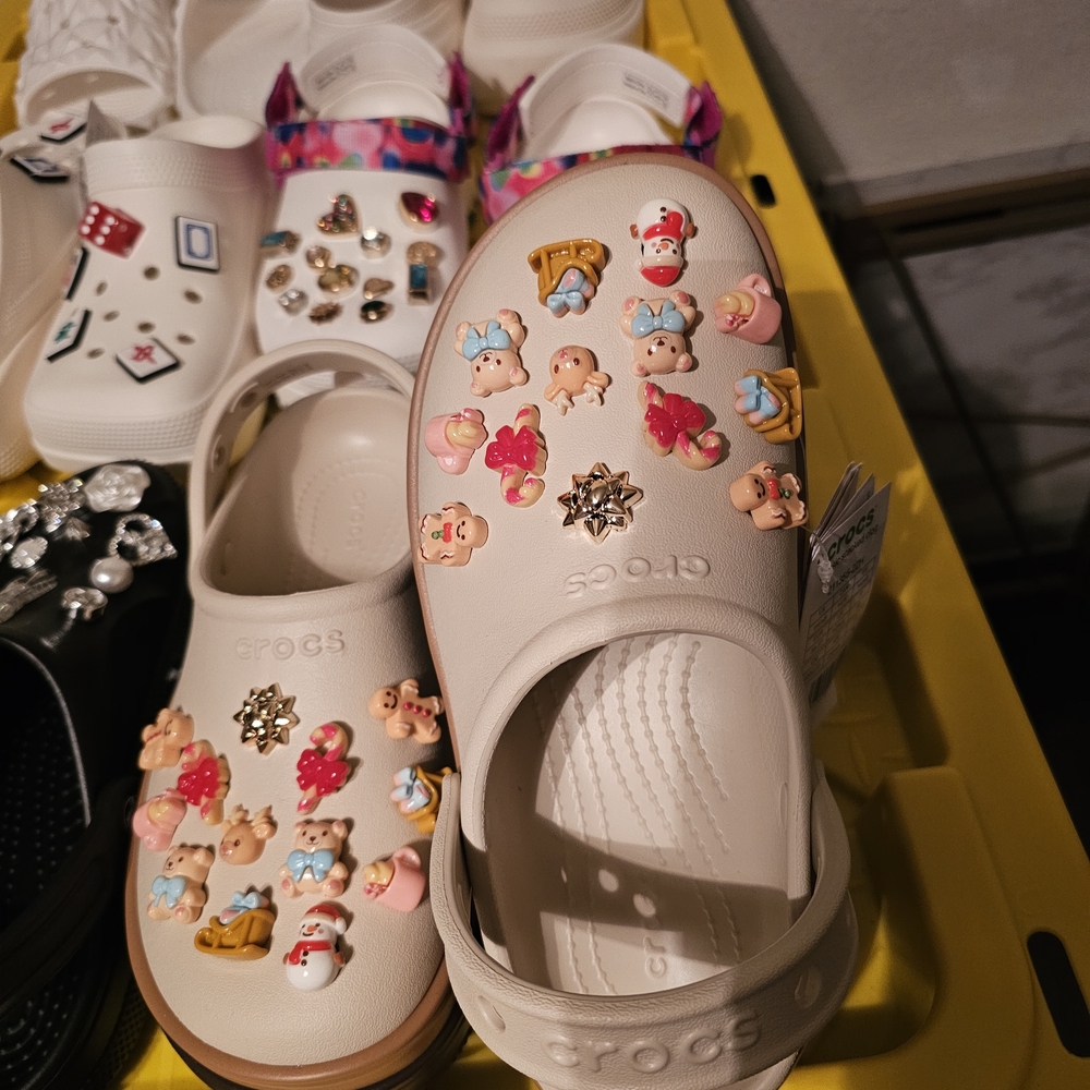🎁 NEW! Customized Mocha Stacked Crocs w/ Exclusive Christmas Charm Set - Picture 4 of 8